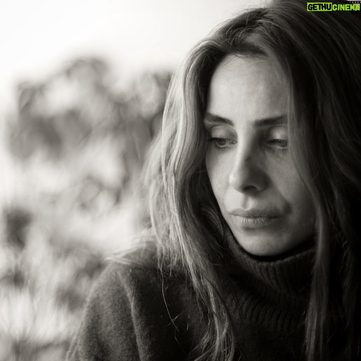 Nur Fettahoğlu - 52K Likes - “Büyük laflar etmeden,hani anlayacaksın umuduyla da değil,hayal kırıklığıma kalkan yapmadan gürültüsüz bir eylem olacak ve vazgeçeceğim... yutkunamadığım ince bir sızı yerleşti;yüreğimin gelgitlerinde biriktirdiği,çıplak teni kanatan keskinliğinde ılık ılık kanıyordum..”
demiş yazarımız .... A.G.E.
