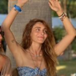 Nur Fettahoğlu Instagram - Ne kadar çok boş işle uğraşan insanlar var! Arkadaşlar delirdiniz mi? Gidin bir sürü yardıma ihtiyacı olan insanlar var biraz onlara nasıl yardım edebilirim diye düşünün, sokakta aç dolaşan hayvanlara yemek verin mesela ruhunuzu besler ya da bi çocuk sevindirin, şiddet gören herhangi bir canlıya kol kanat gerin! Ne biliyim hiçbir şey yapamıyorsanız kendinizi bi tımarhaneye kapatın belki o zaman akıl sağlığınız yerine gelir. O zaman dans…..👯‍♀️