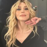 Nur Fettahoğlu Instagram - Biraz duygusal, biraz heyecan, biraz stres… her türlü karmaşanın içinde yüzümde tebessüm bırakan, yanımda olan herkesi kucaklıyorum… İyi ki varsınız! XII