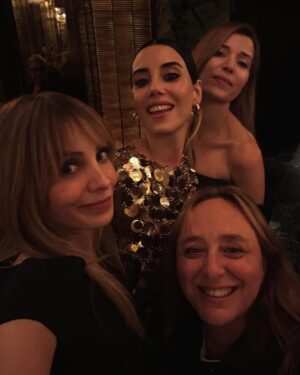 Nur Fettahoğlu Instagram - Yüzümüz kırışana kadar, her yaşanmışlıkta, doya doya!!! 
İyi ki! 
@aysebarim @cansudere @selmaergecofficial @damlasenbark