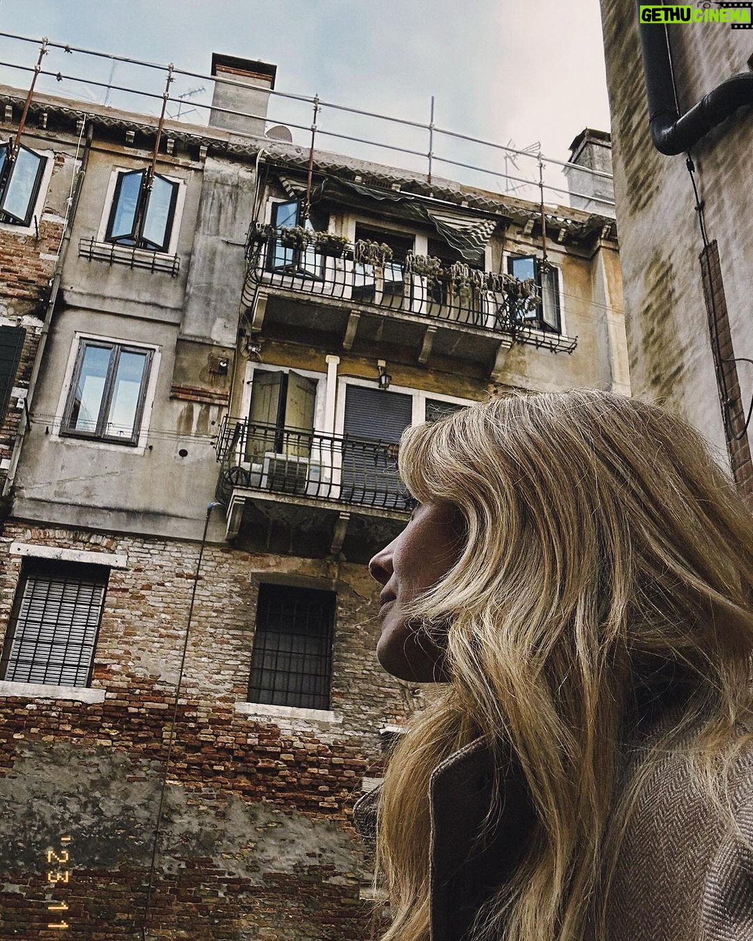 Nur Fettahoğlu Instagram - This is the beginning of your day Life is more intricate than it seems Always be yourself along the way Living through the spirit of your dreams….