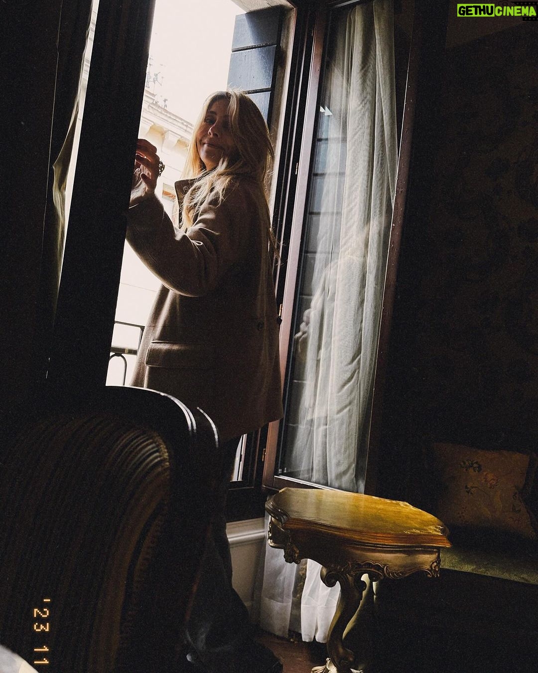 Nur Fettahoğlu Instagram - This is the beginning of your day Life is more intricate than it seems Always be yourself along the way Living through the spirit of your dreams….