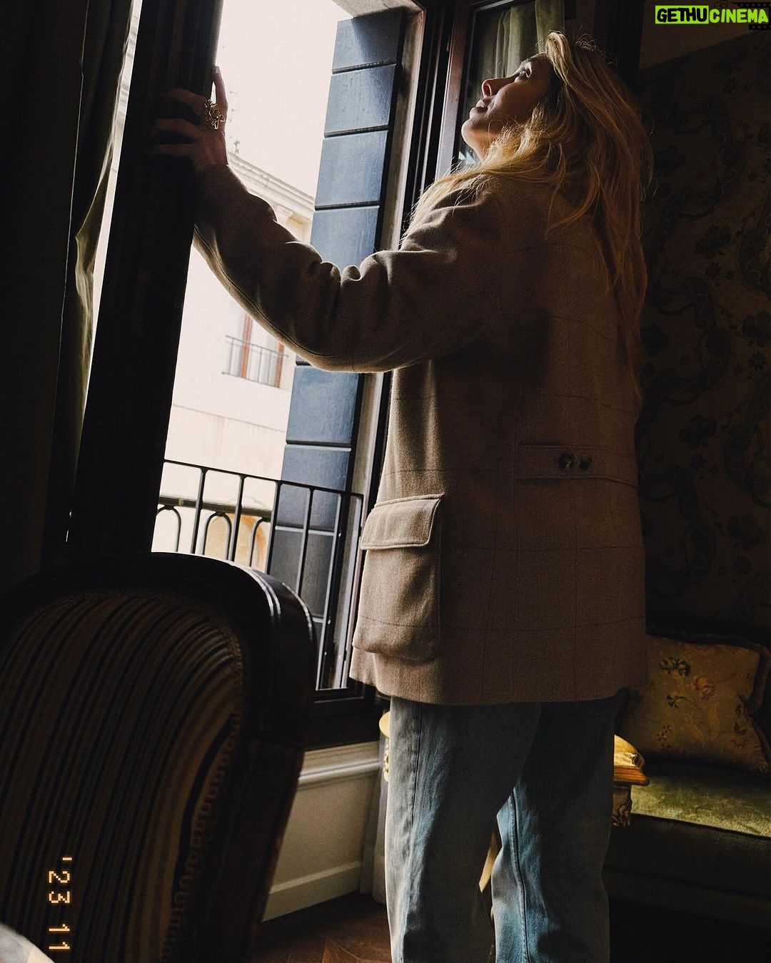 Nur Fettahoğlu Instagram - This is the beginning of your day Life is more intricate than it seems Always be yourself along the way Living through the spirit of your dreams….