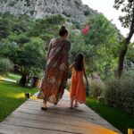 Nur Fettahoğlu Instagram - Her mevsim ayrı güzelsin….. @yazzcollective Yine şahane ağırlandık, sonsuz teşekkürler. @mehmet.can.uzun 🐞 Ayrıca fotoğraf için liloşum sana da çok teşekkür ederim.. @_lilauzun_