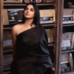 Nyla Usha Instagram – 🖤 

📸 @adnan.a.abbas 
💄 @ashif_marakkar 
🧠 @pushpamathew28