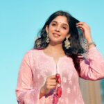 Nyla Usha Instagram - Eid Mubarak everyone🌙 Love, light n biriyani to you all. 📸 @mr_saniyas