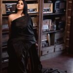 Nyla Usha Instagram – 🖤 

📸 @adnan.a.abbas 
💄 @ashif_marakkar 
🧠 @pushpamathew28