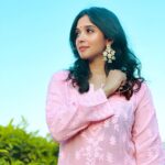Nyla Usha Instagram - Eid Mubarak everyone🌙 Love, light n biriyani to you all. 📸 @mr_saniyas