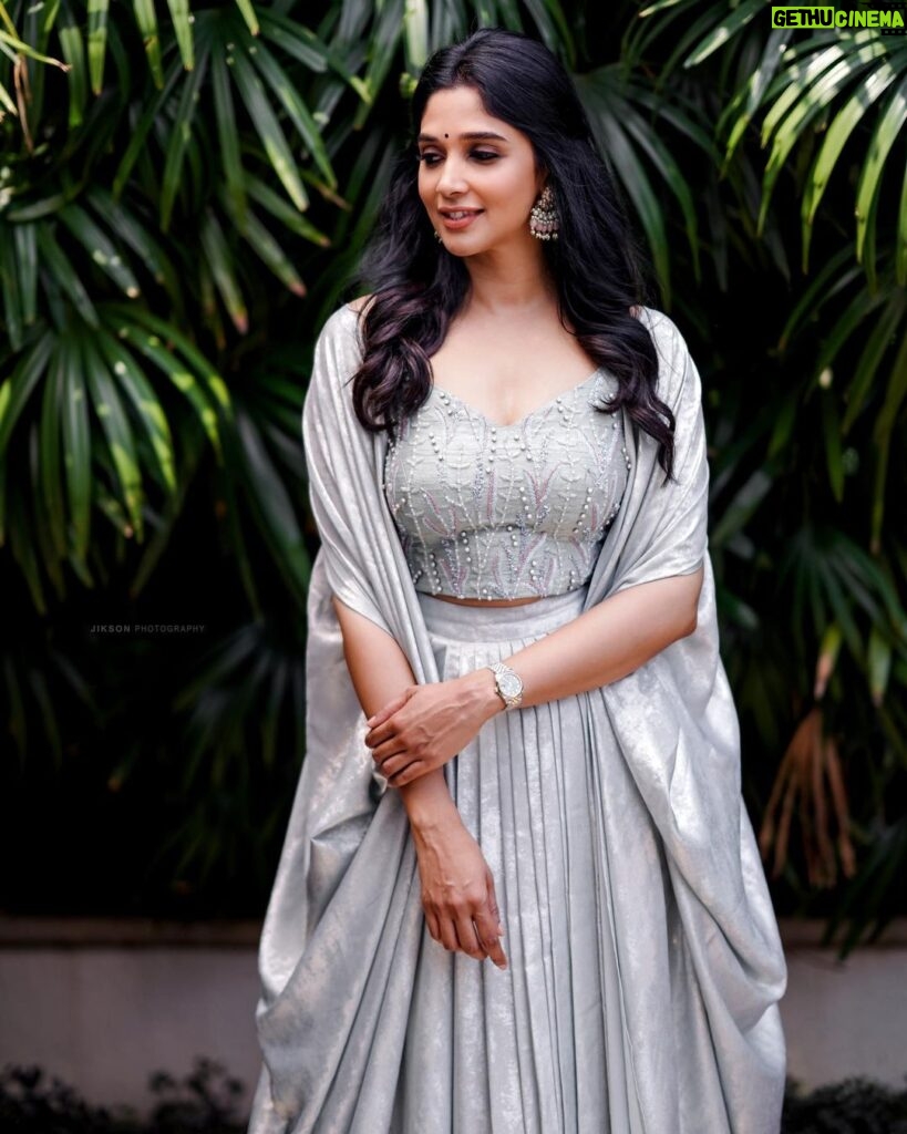 Nyla Usha Instagram - Hello...🧚🏻 📸 @jiksonphotography 👗 @labelmdesigners 💎 @pureallure.in 💄 @femy_antony__ And styled loved and cared by @pushpamathew28 ♥️