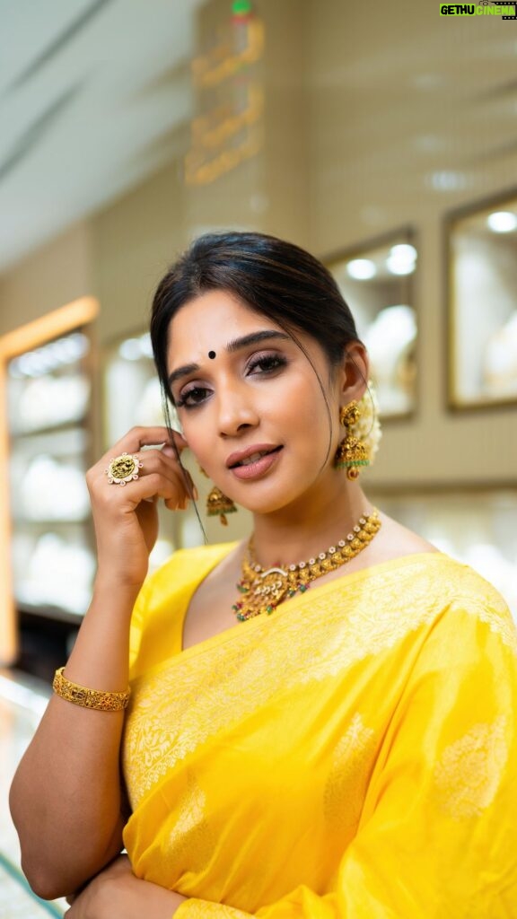 Nyla Usha Instagram - “Let our jewelry brighten our spirits as we illuminate our homes this Diwali. 🪔✨ Celebrate with @joyalukkas and discover a world of gold and diamond jewelry. 🎁✨ Don’t miss out on the Joyful Cashback Festival – shop now and win gift vouchers! Offer ends November 12th. #Joyalukkas #JoyfulCashbackFestival #CelebrateWithJoyalukkas #Diwali #JoyfulDiwali”