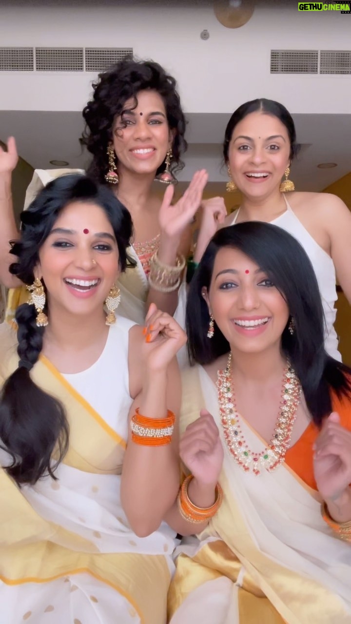 Nyla Usha Instagram - From fixing each others saree pin to flicking jewellery, we had fun getting Onam ready ... what's your favorite part of dressing up with friends???