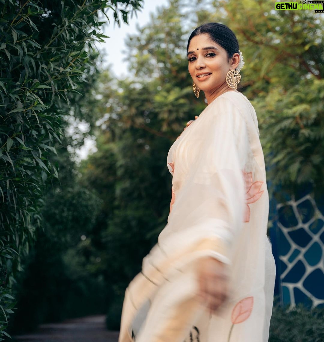 Nyla Usha Instagram - Onam 🌸 Happy . Outfit @labelmdesigners 🥻 Photography @fahil_hakkim 📸 Support @mr_saniyas 💫