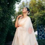 Nyla Usha Instagram - Onam 🌸 Happy . Outfit @labelmdesigners 🥻 Photography @fahil_hakkim 📸 Support @mr_saniyas 💫