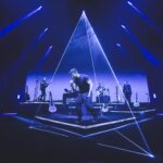 Pablo Alborán Instagram – Hoy terminó la gira en Puerto Rico y quería daros las gracias. 

Ninguna carrera se logra sin ilusión ni esfuerzo. Tampoco se logra solamente por uno mismo, si no por el equipo que lo apoya.

Ha sido de mis giras favoritas, porque no ha sido de las más fáciles. Ha habido muchísimo esfuerzo, sacrificio personal y profesional. He llorado, he reído, y sobre todo he aprendido mucho de mi mismo y de mi equipo de trabajo;  como ser mejor persona y mejor compañero. 

Gracias @esperanzahdez por tu valentía y por tu honradez. 
A mi compañía @warnermusicspain @warnermusiclat @getinmusic y  a todos los promotores de España, Portugal, Latinoamérica y Estados Unidos. Lo logramos. 

Gracias a mis músicos, a mi hermano Salva como director artístico, a los técnicos, ingenieros de luces, diseño y realización (barri,Enric,Laura,Guille, Cesc; sois infalibles) sonido ( Carlos Vera y Rosillo sois lo mejor que me ha pasado!!!) cámaras, seguridad, transporte, catering… 
Trabajar con vosotros ha sido una masterclass. Gracias.

Me encantaría que el mundo entero pudiese ver de cerca como sacáis adelante cualquier concierto. 
Gracias por vuestra actitud y por vuestro cariño hacia mi.

Gracias a nuestras familias por entender esta profesión, por respetar nuestros sueños, por apoyarnos cuando estamos lejos y solos. 

Tengo el mejor público del planeta. GRACIAS por mantener viva  la magia y hacer que mi música siga creciendo y evolucionando por el mundo. 

Me siento honrado de llevar mis raíces andaluzas y españolas por todos los lugares a los que fuimos y a la vez seguir experimentando con ellas, para poder aprender de la cultura de los demás. 

Ahora toca despedirme, volver a mi casa, a mi burbuja, a los míos, a la página en blanco, para poder escribir las futuras canciones que nos esperan. 

Cuidaros mucho, quereros mucho y no perdáis el tiempo. 
Hasta la próxima Familia!