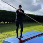 Paddy McGuinness Instagram - Back on the pole. No matter the weather I’ve got to get it done!!! Although the training is tough, learning to stay focused and controlling my breathing, while under pressure, feels really good. Don’t Look Down for @su2cuk #highwire #teacosy #staycalm #dontlookdown #training