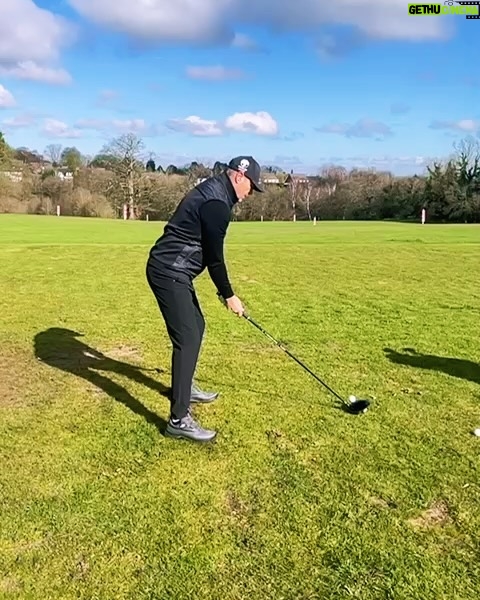 Paddy McGuinness Instagram - Had a mad busy month so itβs good to finally get some lessons in. Bit of bucket and spade work then it was rodeo time! Lovely day for it. πππ½ββοΈ#bunker #driver #golf #lessons
