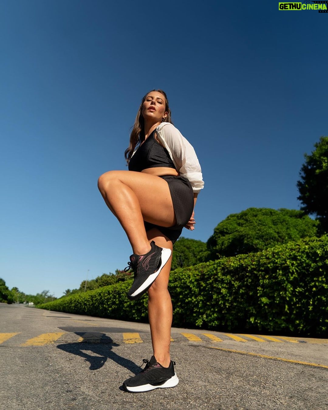 Paolla Oliveira Instagram - Bora malhar? Aero, o novo tênis da @kolosh, que além de ter esse visual lindo, é cheio de tecnologia e super confortável para qualquer tipo de exercício. Partiu! #AmoTênis #ToDeKolosh #publi