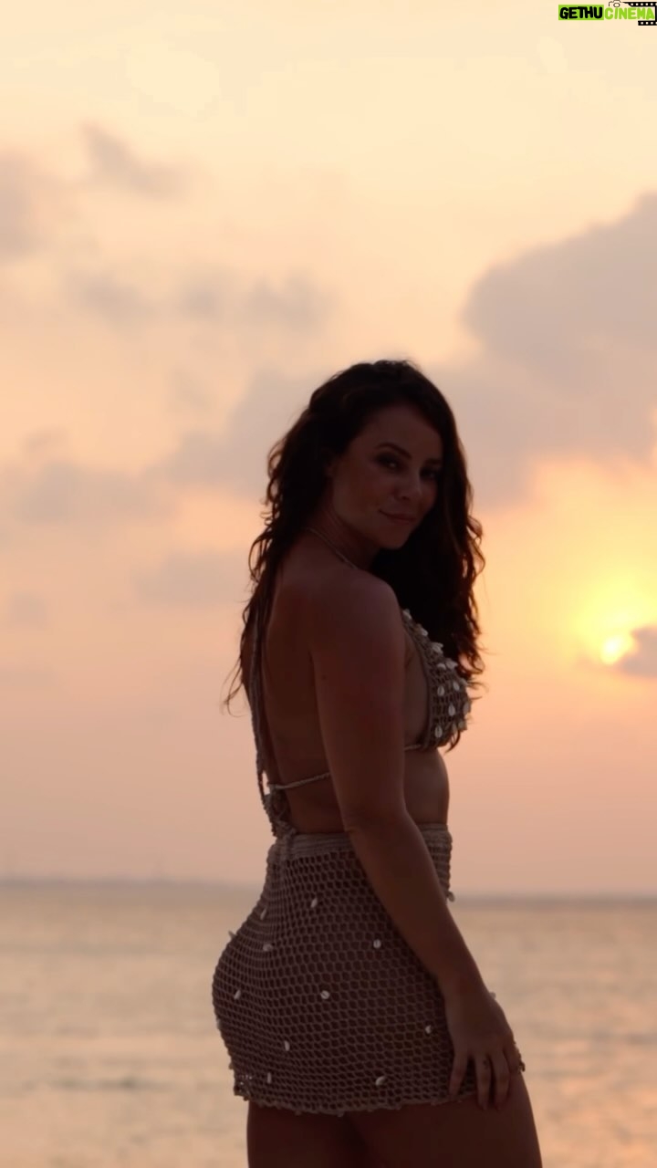 Paolla Oliveira Instagram - Um bom domingo para todos! ☀️ (Faz de conta que ainda estou de férias). Se vocês soubessem tudo o que ainda tenho aqui nesse celular... 😜😜😜😍 Maldivas