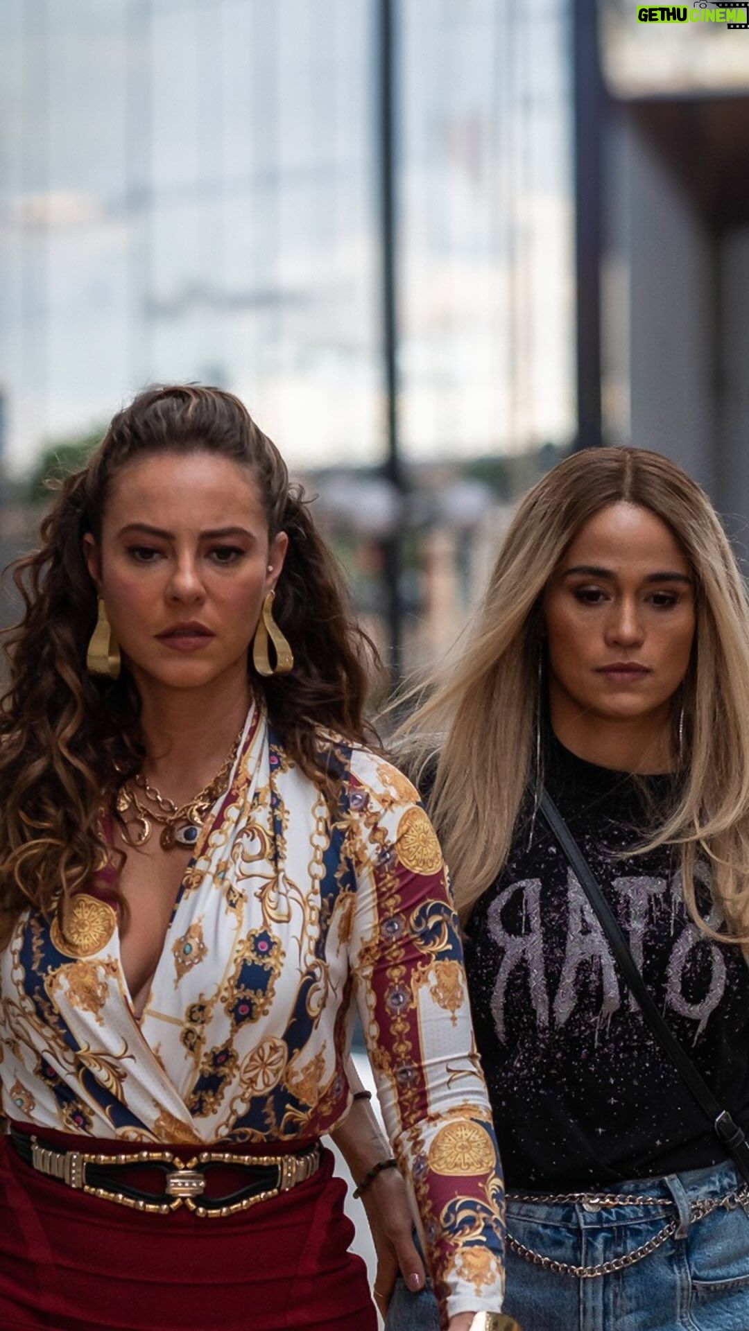 Paolla Oliveira Instagram - Até onde você iria pra ter o que quer? 👀 Dia 11/04 você vai conhecer a história de Milena e Jordana em #Justiça2. #PraTodosVerem: Chamada de Justiça 2, série Original Globoplay. No vídeo, aparecem trechos dos enredos de Milena e Jordana, vividas por Nanda Costa e Paolla Oliveira. Há cenas de combate e Milena sendo presa. Ela tem cabelo curto castanho e Jordana tem cabelo longo castanho.