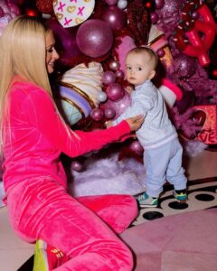 Paris Hilton Instagram - Nothing better than days spent with my family at home ❤️👨‍👩‍👧‍👦🏡 #CutesieCrew Beverly Hills, California