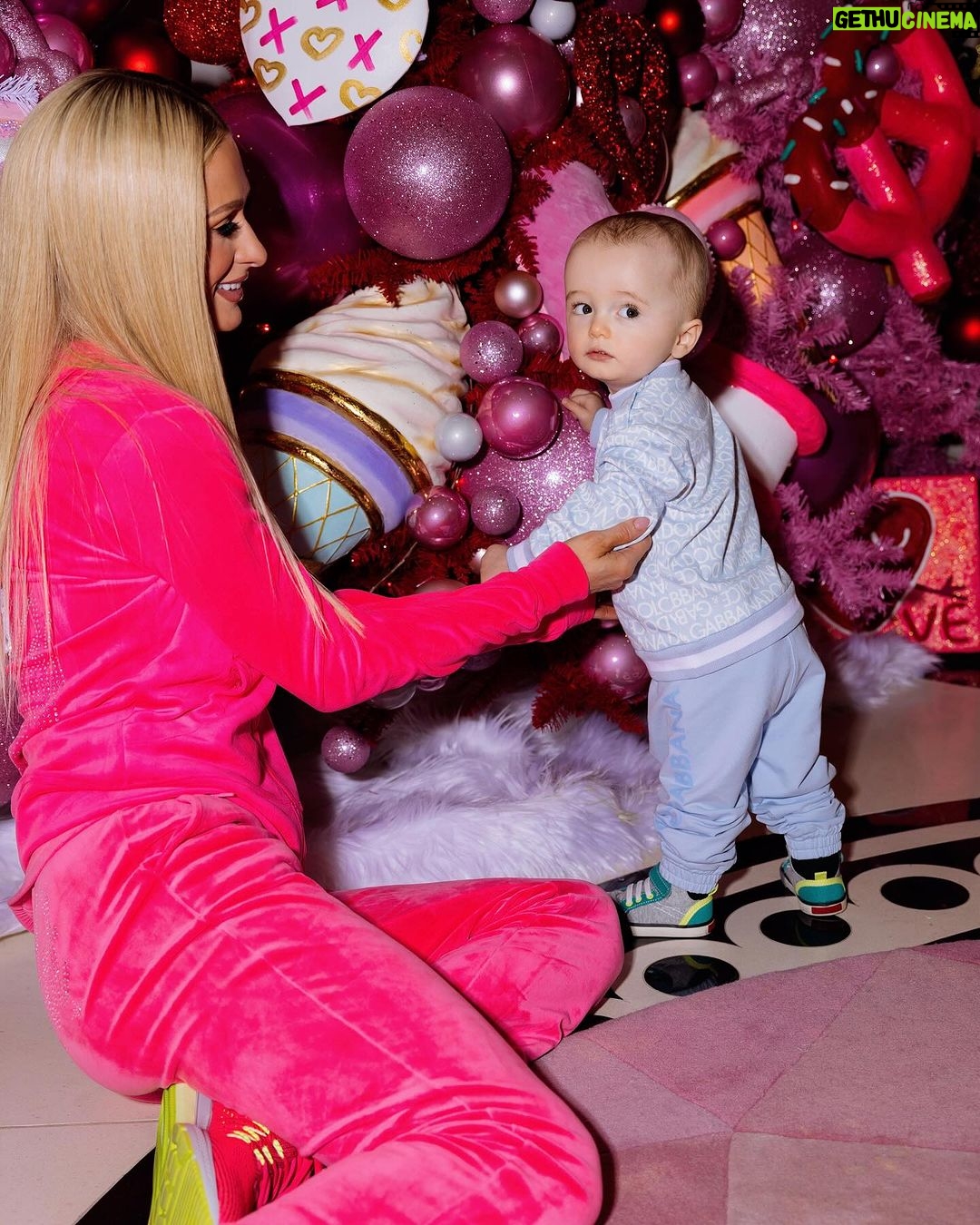 Paris Hilton Instagram - Nothing better than days spent with my family at home โค๏ธ๐จโ๐ฉโ๐งโ๐ฆ๐ก #CutesieCrew Beverly Hills, California