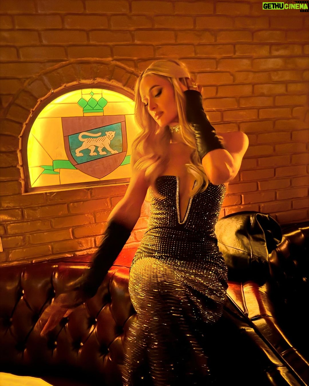 Paris Hilton Instagram - Dream big✨ Sparkle more✨ Shine bright✨ Keep #Sliving✨ La Dolce Vita