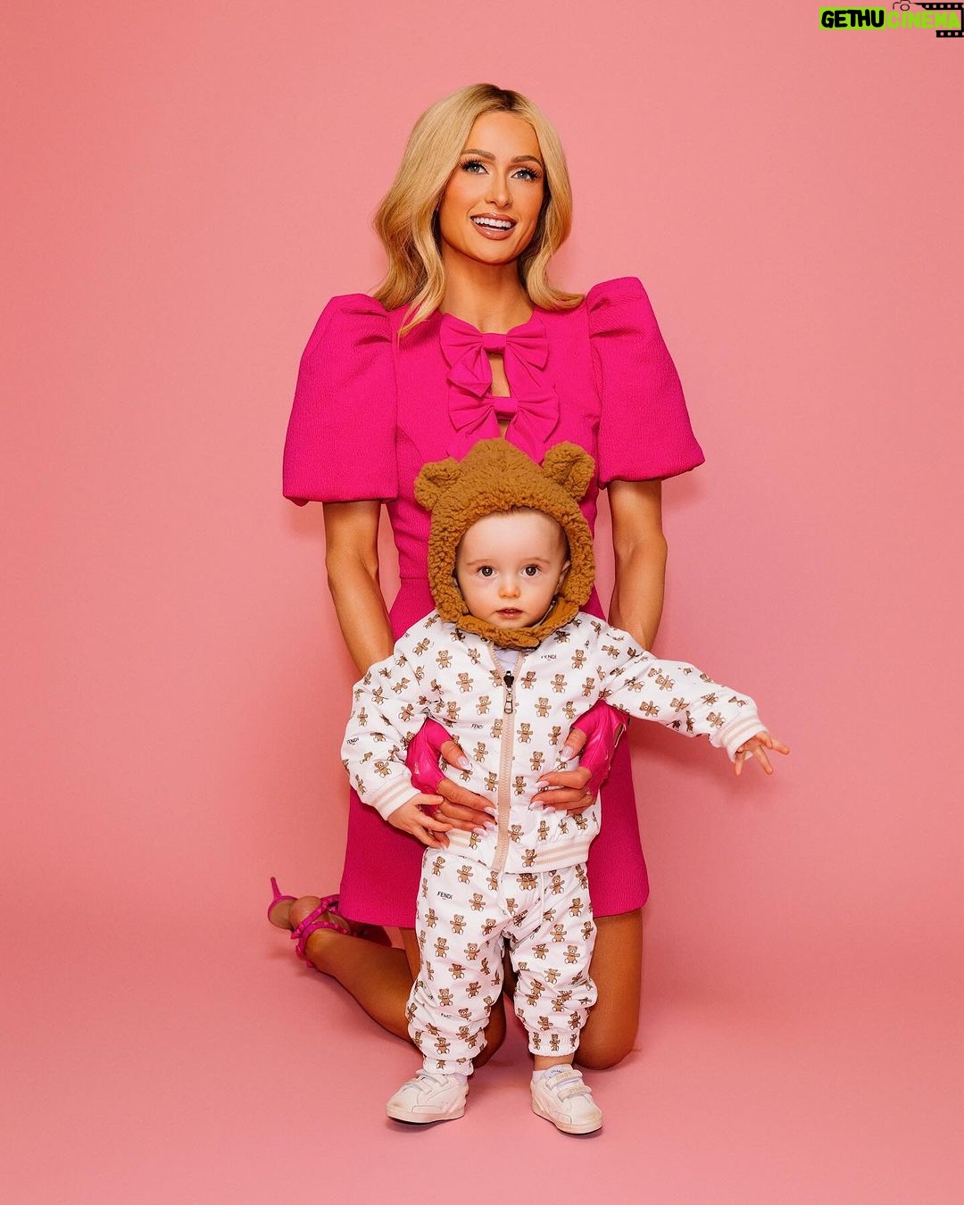 Paris Hilton Instagram - I pinch myself every day thinking about how lucky I am ๐จโ๐ฉโ๐งโ๐ฆโจโค๏ธ