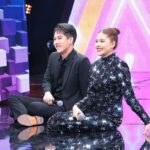 Pathompong Reonchaidee Instagram - นอกจากจะร้องเพลงเพราะแล้ว ยังจะหลอกล่อเก่งอีก @bintsireethorn เล่นซะยืนงงกันอยู่สองคน @kaimooksnickke ดีใจที่ได้ร้องเพลงร่วมกับนางเอกทั้งสองนะครัช.