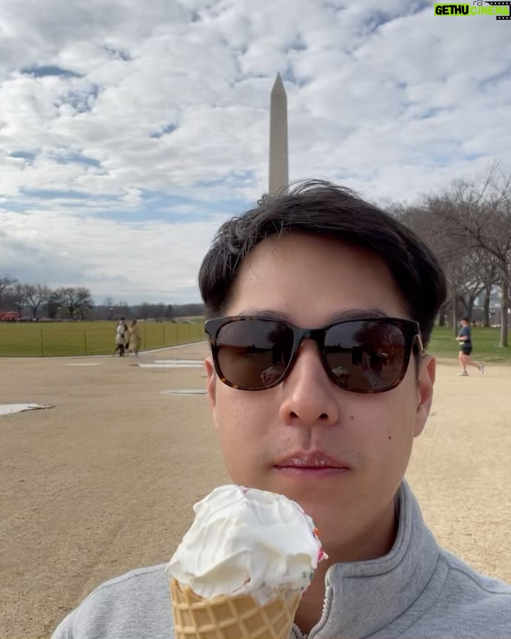 Pathompong Reonchaidee Instagram - ยังไม่หนาวพอ กินไอติมเติมความหนาวไปอีก. Washington D.C.