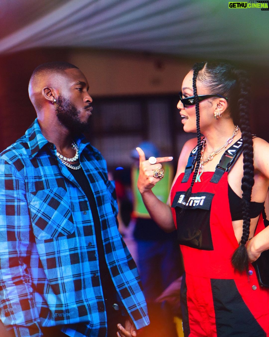 Pearl Thusi Instagram - Me: Wasup bro! So nice to see you! HOWA YOU? 👀🙃😅 Daliwonga: hey! Hawah you?!? Me: dawg! Tell me why I’m playing after your performance for my first time? Sabotage! I’m so scared! D: don’t worry, you’ll do great! Just have fun. Thank you bro- we said a lot more but your words helped calm my nerves. ❤️