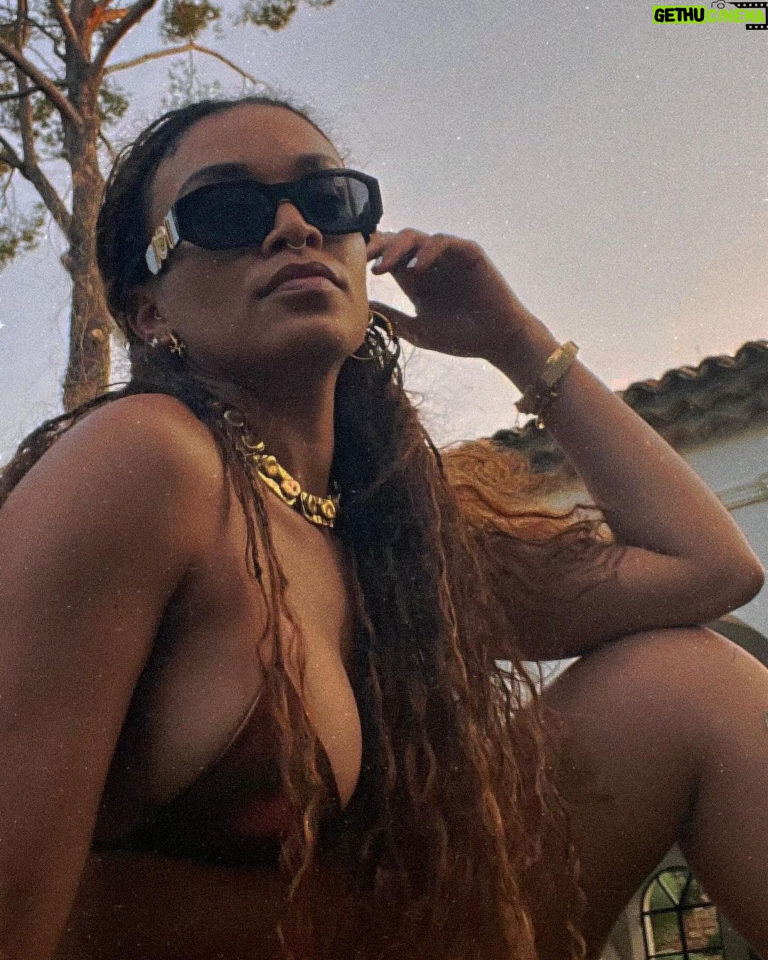 Pearl Thusi Instagram - On this trip, I ate so much bread I gained about 6 KG in a week. I hope the bread in my bank account treats my bottom line the same way the bread in France treated my actual bottom. You need to be spongy 🧽 for this bikini bottom ok!? Ok! Bob!!!! Accessories from @preview_accessories Cannes