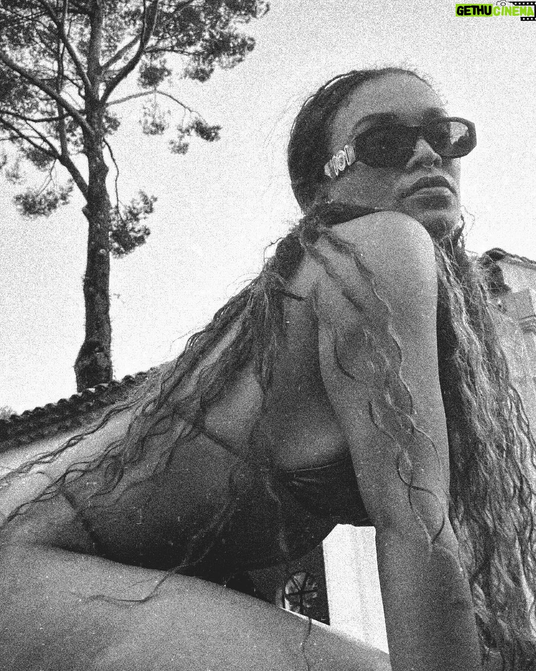 Pearl Thusi Instagram - On this trip, I ate so much bread I gained about 6 KG in a week. I hope the bread in my bank account treats my bottom line the same way the bread in France treated my actual bottom. You need to be spongy 🧽 for this bikini bottom ok!? Ok! Bob!!!! Accessories from @preview_accessories Cannes