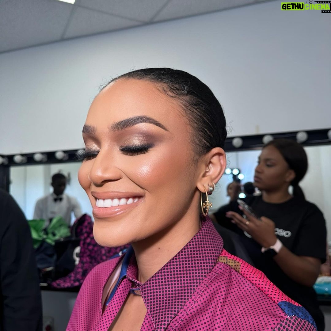 Pearl Thusi Instagram - This face is a reflection of Gods mood the day this face was crafted. #pearlcasso 🖼️ The beat is a reflection of @xola_madube ‘s mood the day she beat it. 😂🤍