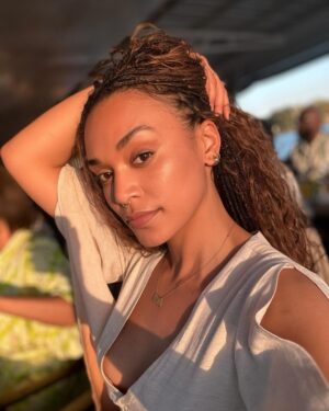Pearl Thusi Instagram - It’s giving Zimbabwe ! 🥰😋
A girl who loves her beet-ruti & Kosolo 🥰
#latepost
