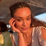Pearl Thusi Instagram - It’s giving Zimbabwe ! 🥰😋 A girl who loves her beet-ruti & Kosolo 🥰 #latepost Zimbabwe, Africa