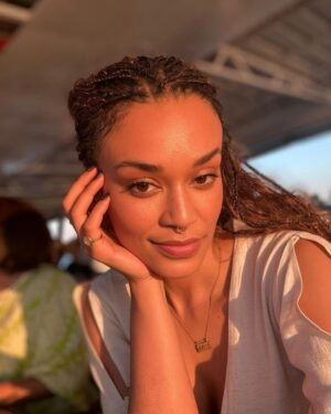 Pearl Thusi Instagram - It’s giving Zimbabwe ! 🥰😋
A girl who loves her beet-ruti & Kosolo 🥰
#latepost