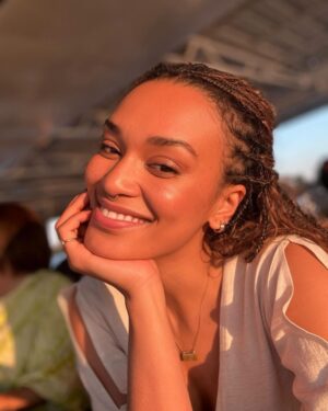 Pearl Thusi Instagram - It’s giving Zimbabwe ! 🥰😋
A girl who loves her beet-ruti & Kosolo 🥰
#latepost
