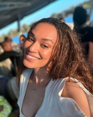 Pearl Thusi Instagram - It’s giving Zimbabwe ! 🥰😋
A girl who loves her beet-ruti & Kosolo 🥰
#latepost