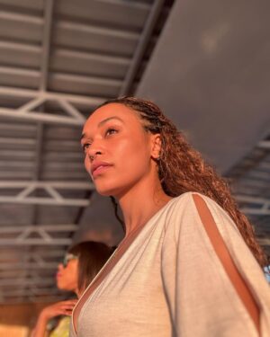 Pearl Thusi Instagram - It’s giving Zimbabwe ! 🥰😋
A girl who loves her beet-ruti & Kosolo 🥰
#latepost