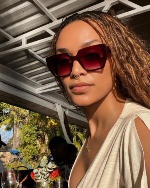 Pearl Thusi Instagram - It’s giving Zimbabwe ! 🥰😋
A girl who loves her beet-ruti & Kosolo 🥰
#latepost