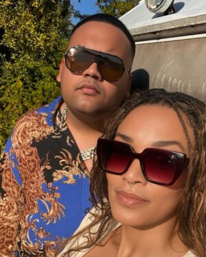 Pearl Thusi Instagram - It’s giving Zimbabwe ! 🥰😋
A girl who loves her beet-ruti & Kosolo 🥰
#latepost
