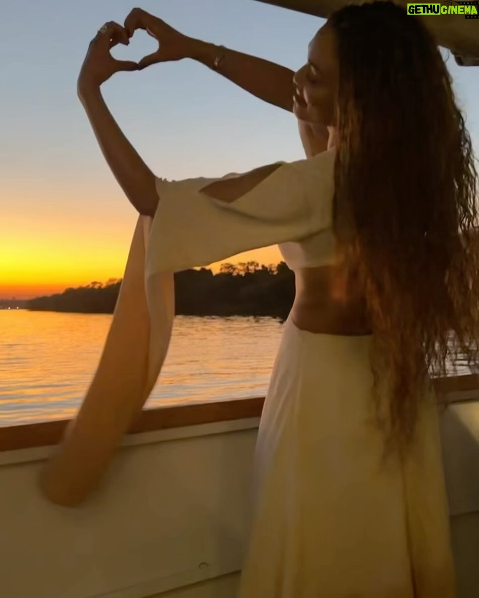 Pearl Thusi - 109.4K Likes - It’s giving Zimbabwe ! 🥰😋
A girl who loves her beet-ruti & Kosolo 🥰
#latepost