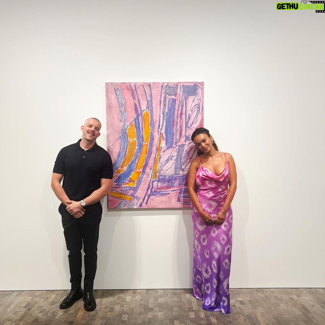 Pearl Thusi Instagram - Artists posing with art. Always a treat seeing you buddy. @russelltovey . Lovely meeting you @pamevelyn . Still wrapping my mind around your sisters name being pearl, and my sisters name being Pam. Is this a parallel universe? Thank you for having me @pacegallery 🤍 Look at my m’khaba 🤍 I’ve never been so carefree in a while! 🥹 Kwazekwamnandi. London, England, UK