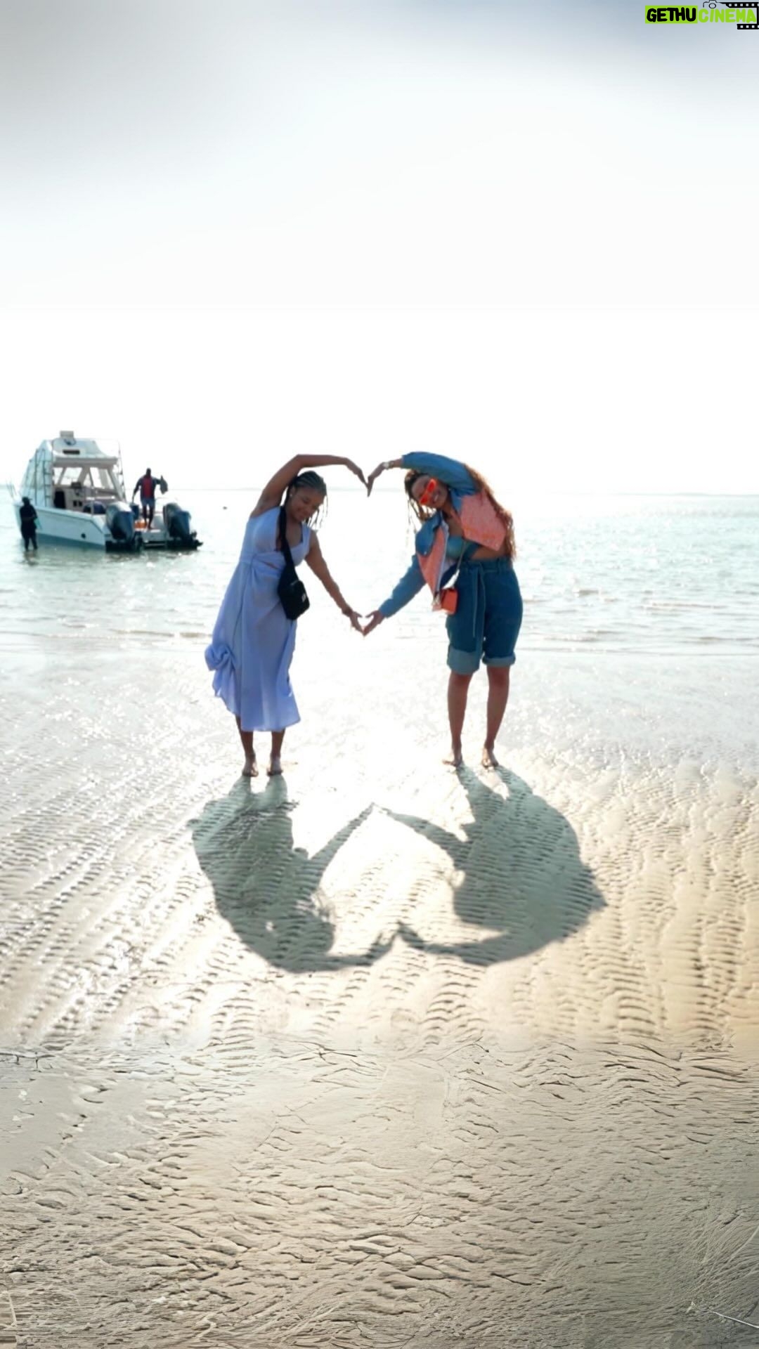 Pearl Thusi Instagram - Join @pearlthusi and her daughter, @thando__mokoena for a very special escape to recharge and reconnect 🌊 at the spectacular @loggerheadbeachvilla, which is part of the @unfoundafrica collection. Airing on #TheInsiderSA this Monday at 6pm on @sabc3, repeating Sat 1pm & Sun 10h30am For more on this beautiful Machangulo Nature Reserve beach destination visit: unfoundafrica.com