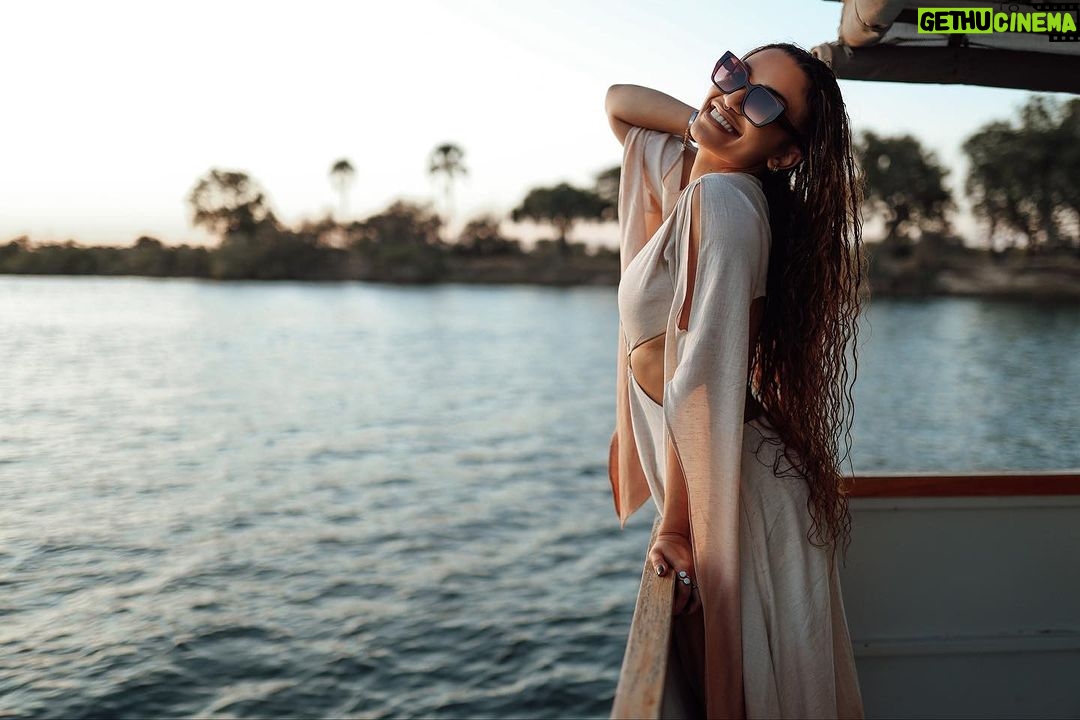 Pearl Thusi Instagram - Zulu in Zambezi 🤎 What a beautiful country and even more incredible people here in Zimbabwe. Thank you. 🤎 Zambezi River Cruise, Zimbabwe