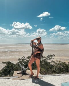 Pearl Thusi Instagram - Brown sugar babe… 🍯🍹🧉 Shades & sun hat : @karllagerfeld @preview_designer_collection Azulik Private Lodge, Mozambique