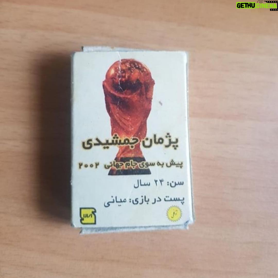 Pejman Jamshidi - 120K Likes - :
من از كبريت هاي خاموش بعد از جنگ آمدم.
از نسل رشادت و شهادت ، از نسل خودساخته هاي قهرمان.
آمدم و آمدم تا حالا كه هنوز اندرخم همان كوچه ام.
و تا اينجاي راه ، آن چيز كه تمام شد من بودم و آن چيز كه ميگيرد ، آه من است و آن چيز كه برنميگردد عمر من.
ما همه در پستوهاي اين كوچه خاطره شديم و تنها تلاش ميكنيم دست كم خاطرات خوشي باشيم.