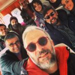 Pejman Jamshidi Instagram – قرارداد اكران #جهان _با_من _برقص ، به سرگروهي سينما استقلال ثبت شد.
فيلمي به كارگردانيِ سروش صحت و تهيه كنندگيِ جناب تخت كشيان.
فيلمي كه عاشقانه دوستش دارم.هم خودشو و هم آدم هايي كه كنارشون اين اثر رو خلق كرديم.
بيصبرانه و با تمام وجودم منتظر اكرانش هستم و بر خلاف عادت و اخلاق هميشگي ، به شدت ديدن اين فيلمُ پيشنهاد ميكنم.
خوشحالم كه در اين فيلم بازي كردم و ممنونم از سروش جانم كه اين نقش رو به من سپرد.
اواسط آبان سينماها ميزبان جهان خواهد بود.
به اميد ديدار
@soroushsehat
@haniehtavassoli
@javadezzati
@baharkatouzi
@kazem_sayahi
@pavan_afsar
@siavash.cheraghipour
@mahyarpourbabaei
@shiva_balouchi
@ramin.sadighi
