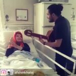 Pejman Jamshidi Instagram - پست موقت با اينكه اين دوست مهربان و عزيز و خوش صدا رو نميشناسم ، اما انقدر اين ويديو حس خوبي بهم داد كه از صفحه يكي از دوستان عزيز برداشتم تا با شما به اشتراك بزارم كه يادمون نره ما هنوز هم آدم هاي خوبي هستيم. درود به شرفت پسر خوش صدا و من هم به جاي بوسه اي كه به دست اين مادر پير زدي ، از دور دستت رو ميبوسم. خدا همه بزرگتر هامون رو عاقبت به خير كنه. روح مادرم و همه پدر مادر هاي پر كشيده ، شاد و آروم 😞❤️😞