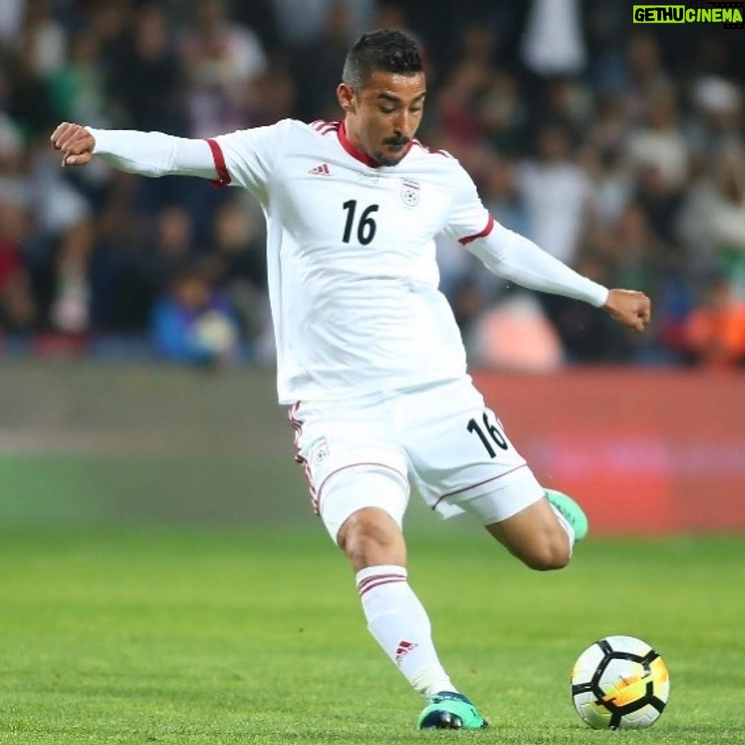 Pejman Jamshidi - 107.3K Likes - آقاي رضا قوچان نژاد عزيز
ما تا هميشه به تو افتخار ميكنيم.ما تا هميشه به يادت هستيم و با آمدن اسمت قند در دلمان آب ميشود كه عجب فوتباليستي و عجب انسان نازنيني.ميدانم كه اين تصميم سخت ترين تصميم دنياست.دلمان براي ديدنت با پيراهن تيم ملي تنگ ميشود گوچي جان اما به انتخابت احترام ميگذاريم.براي خودت ، سروين خانم عزيز و كوچولوي نازنينتون از صميم قلبم و با تمام وجودم بهترين اتفاقات رو در زندگي آرزو ميكنم.تو ايران بزرگ نشدي اما از ايراني ترين وشريف ترين بازيكنان تاريخ ملي ما بودي و نامت جاودانه خواهد ماند❤️
همه ما مردم ايران از تك تك لحظات افتخار آميزي كه براي كشورمان خلق كردي از تو سپاسگزاريم.
پژمان جمشيدي
@rgucci16